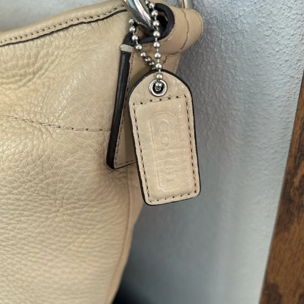 Coach Leather Soho Hobo Slouchy Shoulder Bag Cream Style F10907